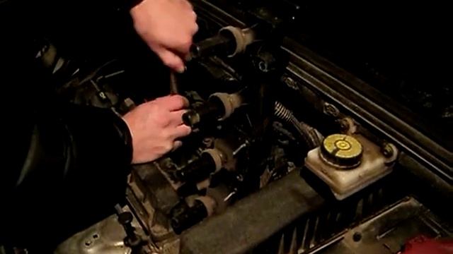 Замена свечей зажигания на автомобиле ПЕЖО 408 Дв. TU5 смотреть онлайн