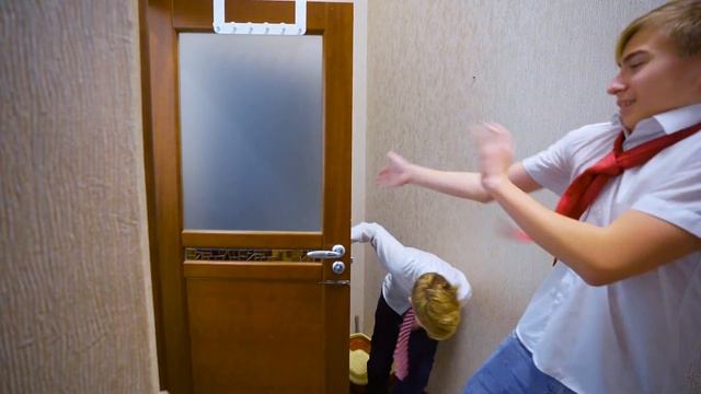 КТО ПЕРВЫЙ ПОПАДЕТ В НОВУЮ ШКОЛУ? ШКОЛЬНИКИ ПОКАЗЫВАЮТ СВОИ ТАЛАНТЫ! смотреть онлайн