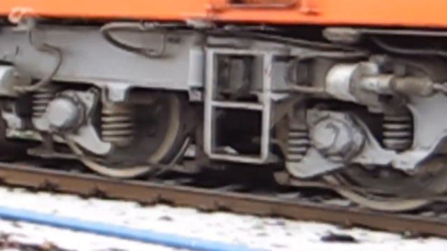Тепловоз ТЭП70-0402 (ТЧЭ-14) в экипировочном парке пассажирских вагонов на ст. Москва-Каланчёвская. смотреть онлайн
