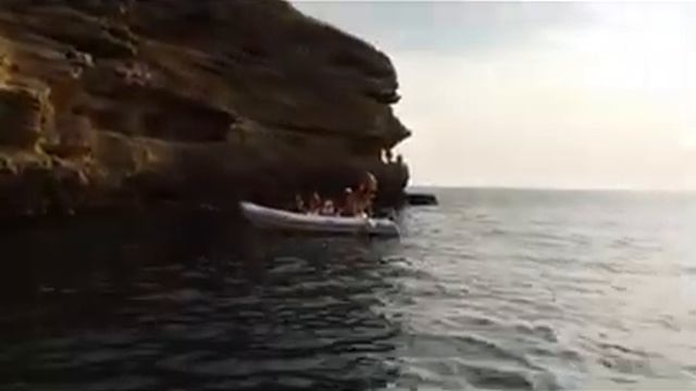 Машина застряла в скалах смотреть онлайн