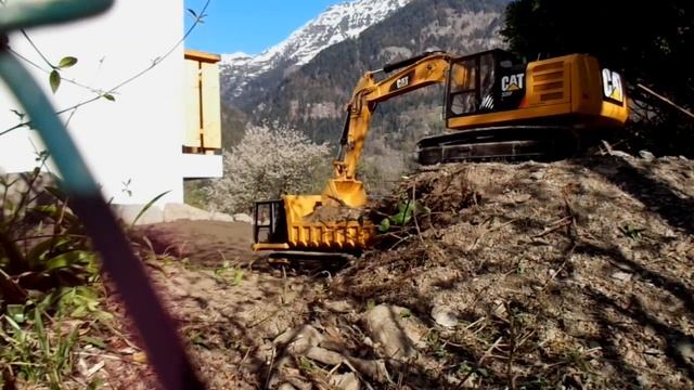 Caterpillar 326F load the Morooka MST2200 смотреть онлайн