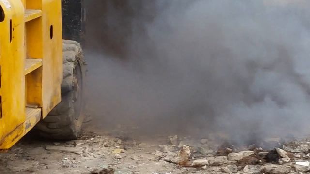 Коптит, дымит, пыхтит машина на стройке по реконструкции здания 20170928 093422 смотреть онлайн