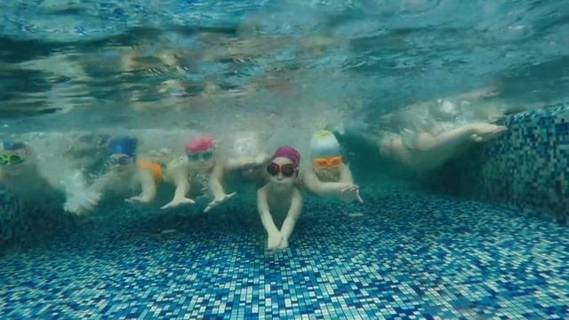 Занятие плаванием в бассейне в детском саду. смотреть онлайн