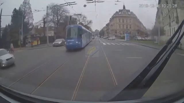 В Чехии автомобиль оказался зажат между двумя трамваями смотреть онлайн