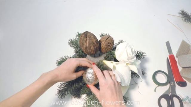 Мастер-класс по созданию новогодней композиции из цветов Real Touch смотреть онлайн