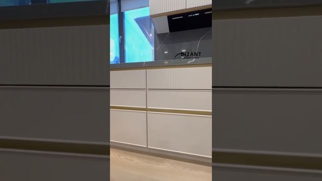 Быстрый обзор угловой кухни у больших окон в загородном доме. смотреть онлайн