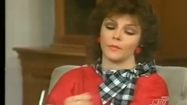 Veronica Castro with a cigarette in hand with long nails in the series Cara a Cara 2 смотреть онлайн
