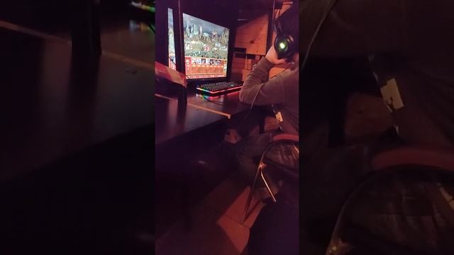 Школьник недоволен что его снимают в компьютерном клубе смотреть онлайн