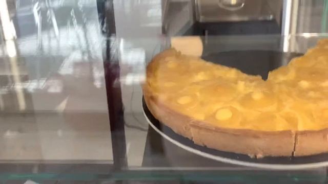 КОНДИТЕРСКАЯ В ГОРОДЕ МУДАНЯ ГДЕ МОЖНО ПОПИТЬ КОФЕ И НАСЛАДИТЬСЯ ВИДОМ НА ГОРУ ОЛИМП смотреть онлайн