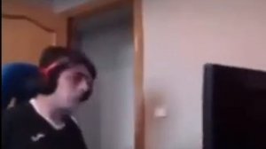 мужик разбивает клавиатуру #рофл #мем #прикол