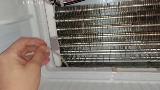 Чистим дренаж холодильника Samsung системы No Frost с верхним расположением морозильной камеры
