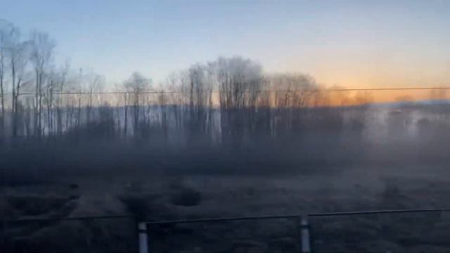 Рассвет на Октябрьской магистрали из окна вагона. смотреть онлайн