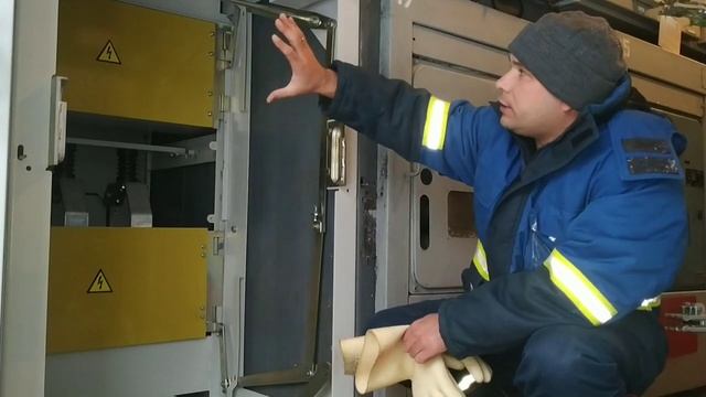 КАК БЕЗОПАСНО ПРОВЕРИТЬ ОТСУТСТВИЕ НАПРЯЖЕНИЯ В ЯЧЕЙКЕ 10 кВ, ЧТОБЫ НЕ ПОПАСТЬ ПОД НАПРЯЖЕНИЕ!!! смотреть онлайн
