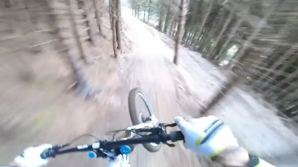 Безумный спуск на горном велосипеде смотреть онлайн