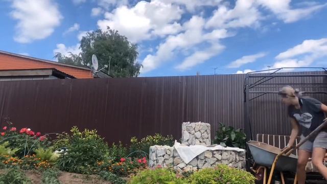 Клумба из сетки и камня своими руками Часть 2 смотреть онлайн