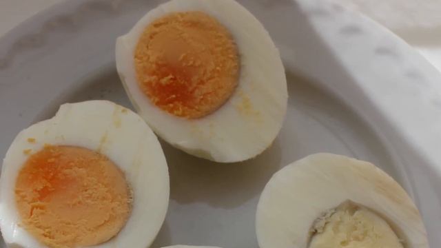 Секрет ярких яичных желтков. Как отличить полезные яйца от обычных. смотреть онлайн