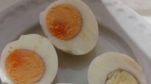 Секрет ярких яичных желтков. Как отличить полезные яйца от обычных.