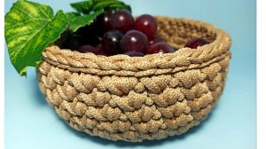 Корзинка из шнура с деревянным донышком