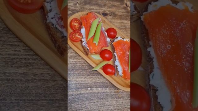 Полезно и вкусно. Цельнозерновой хлеб, сливочный сыр, зелень, рыба, украшаем черри, сельдереем. смотреть онлайн