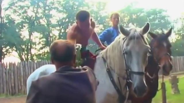 По селу идут казаки