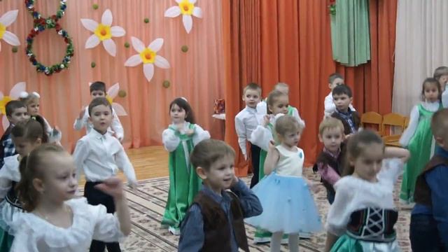 Дети отжигают на утреннике в честь 8 марта 2017. Танец маленьких звезд. смотреть онлайн