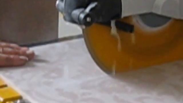 DeWalt D24000 ,Ремонт коттеджа, плиточные работы, резка плитки смотреть онлайн
