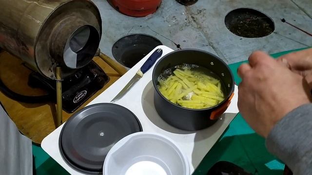 Зимняя УХА на УЕЛГАХ.РыбалкА на КарасЯ смотреть онлайн