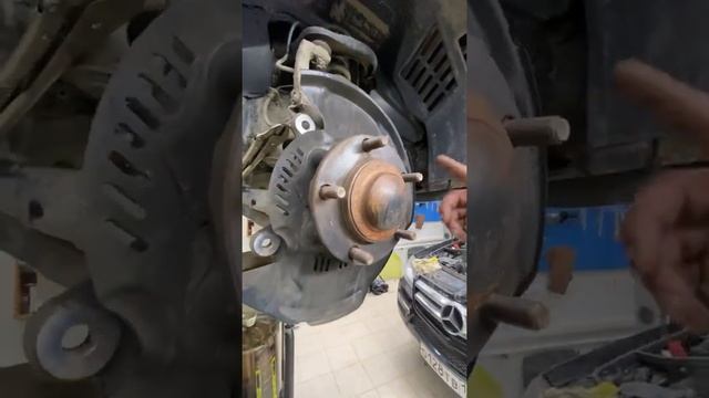 Замена штатных тормозных дисков на диски DBA Toyota Land Cruiser 200. Тюнинг 444. смотреть онлайн