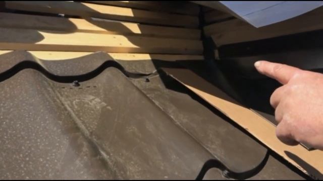 Монтаж ендовы с выходом на скат на кровле из металлочерепицы. Монтаж металлочерепицы. УНИКМА. смотреть онлайн