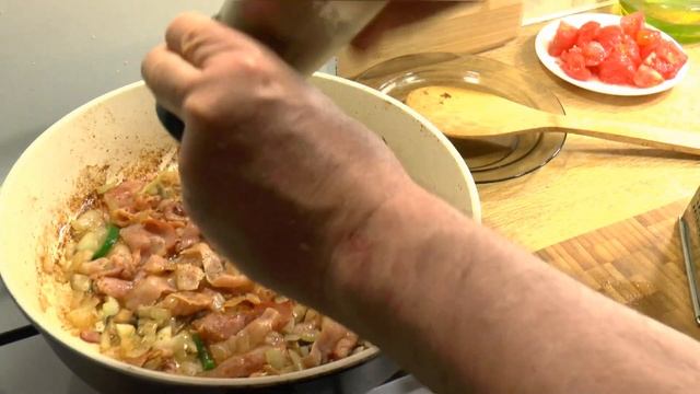 Рагу. Сырокопчёный бекон, кабачок, 2 шампиньона, макарошки, сыр. смотреть онлайн
