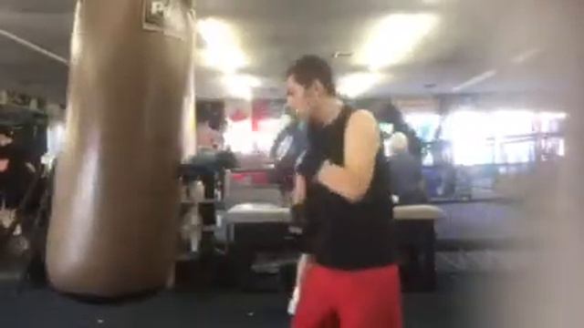 Hitting the heavy bag at the wildcard gym смотреть онлайн