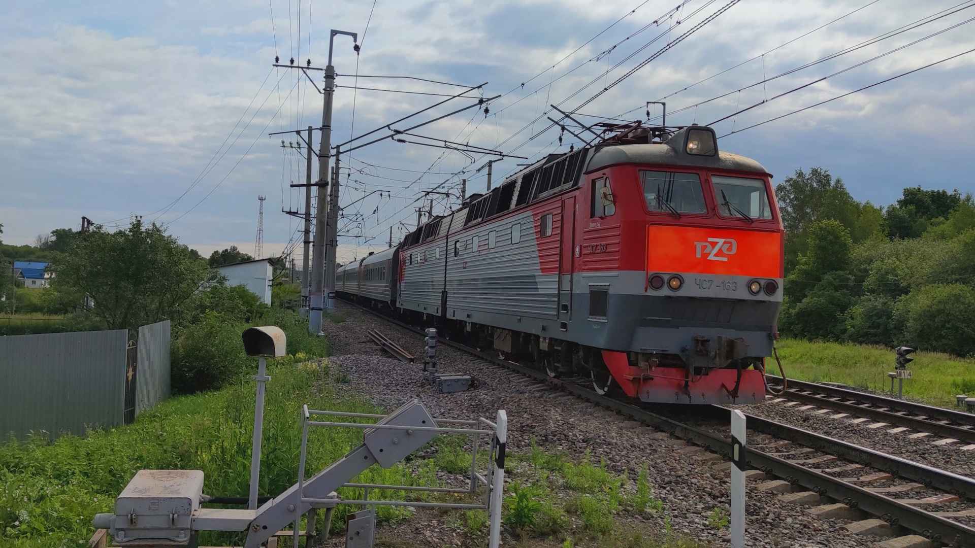Электровоз ЧС7-163 с поездом Ярославль-Москва. смотреть онлайн