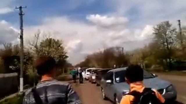 Очередь перед георгиевским блокпостом (30.04.2015) смотреть онлайн