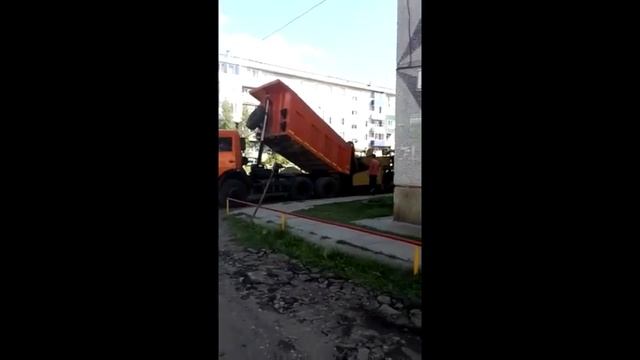 Канск . ул. Совхозная . Укладка асфальта. 06.09.2016 смотреть онлайн