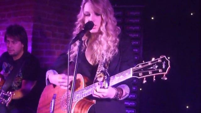 EXCLUSIVE Taylor Swift gig Video Manchester Key 103 смотреть онлайн