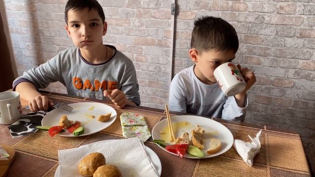 Мукбанг. Едим сочные котлеты и японские пирожные. @galina_kuhnya