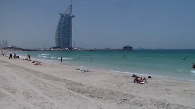 Дубай, пляж рядом с отелем Парус ( Burj Al Arab ) смотреть онлайн