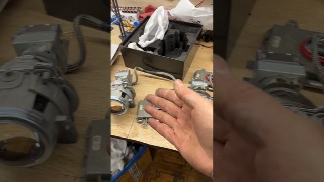 KIA Sorento XM замена ксеноновых линз в AFLS на светодиодные MTF Night Asssistant MaxBeam смотреть онлайн