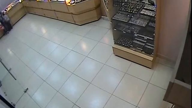 Видеокамера в магазине запечатлела как воруют профессионалы смотреть онлайн