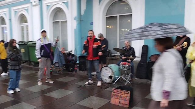 Районы-кварталы. Глеб Васильев и группа «Шумные соседи» на Невском проспекте (cover гр. «Звери») смотреть онлайн