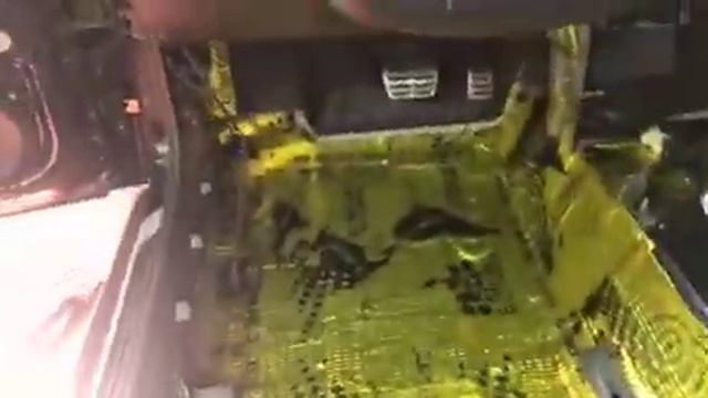 Использовали легкую виброизоляцию в Фольксваген Поло чтобы снизить увеличение веса до минимума