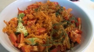 Бесподобно вкусный салат из скумбрии холодного копчения.