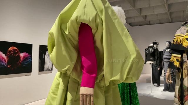 Платья Haute Couture модника Фредрика Робертссона | высокая мода | обзор выставки в Стокгольме смотреть онлайн