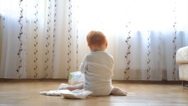 Мама установила скрытую камеру чтобы понять, как её дочка покидает кроватку смотреть онлайн