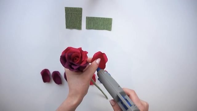 Как сделать бумажную розу с конфетой I Двухцветная роза из гофрированной бумаги I Diy Rose Tutorial смотреть онлайн