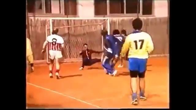 Молодой Марадона играет в уличный футбол смотреть онлайн