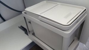 Обустройство дома. Установка мусорного ведра под мойкой на кухне.