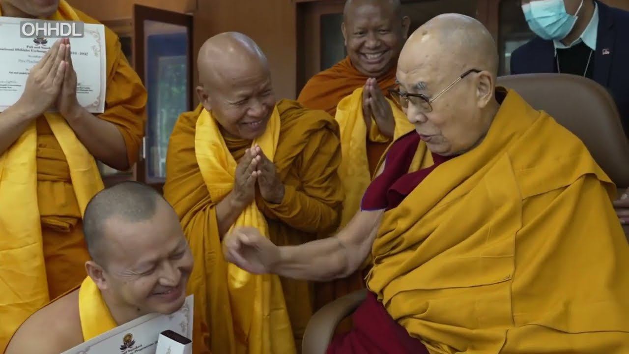 Далай-лама и тайские монахи смотреть онлайн