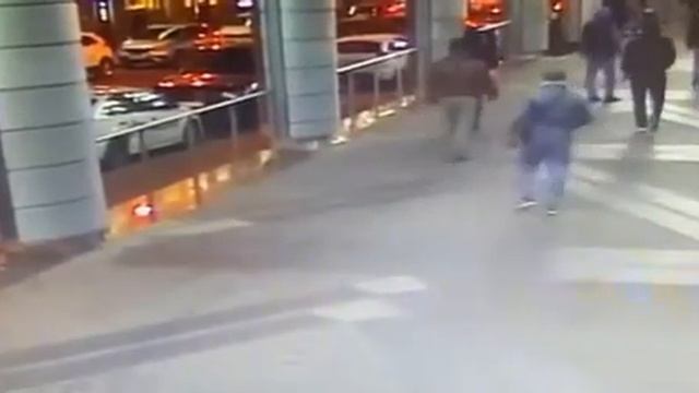 Полиция раскрыла дерзкое хулиганство со стрельбой возле ТЦ на Сенной площади смотреть онлайн