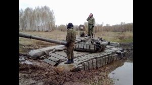 а в смотровую щель